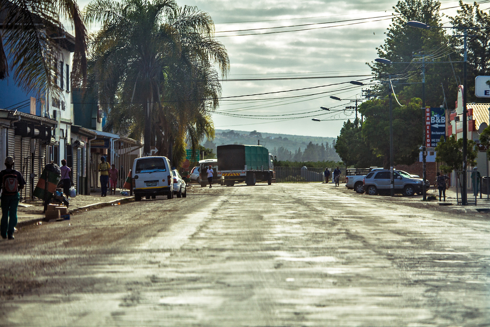 Φωτογραφία ενός άδειου δρόμου στο Addo της Νότιας Αφρικής που απεικονίζεται κατά τη διάρκεια της λιγότερο πολυάσχολης περιόδου για να επισκεφθείτε την Τανζανία