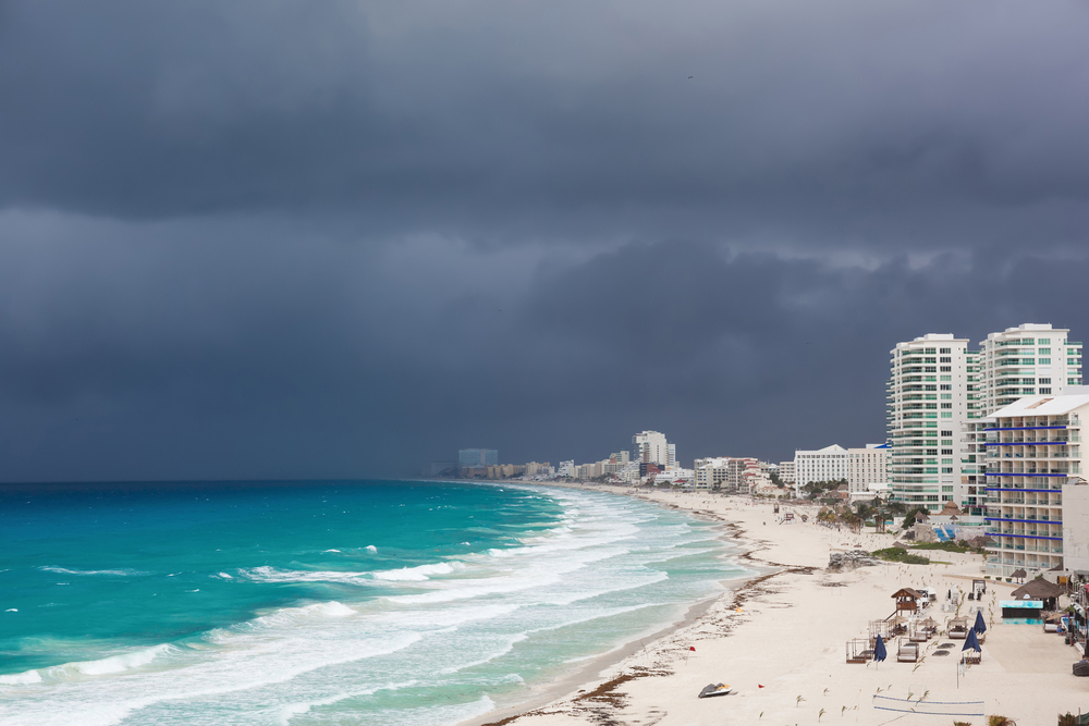 Σύννεφα καταιγίδας πάνω από την παραλία και μεγάλη λωρίδα ξενοδοχείων στο Κανκούν τον Σεπτέμβριο, τη χειρότερη εποχή για να επισκεφθείτε την Καραϊβική