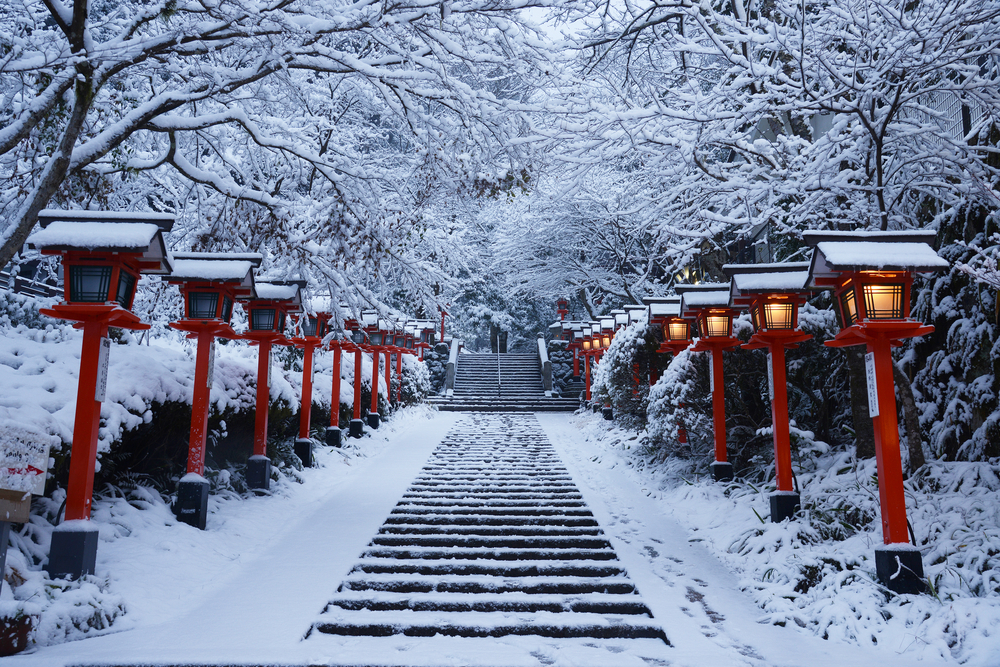 Μονοπάτι πεζοπορίας κοντά στο ναό Kurama που απεικονίζεται κατά τη διάρκεια του χειμώνα, τη φθηνότερη εποχή για να επισκεφθείτε το Κιότο