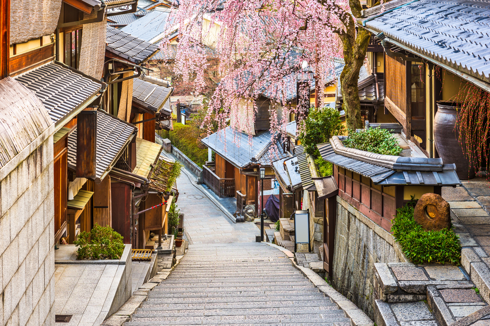 Καταπληκτική θέα στο δρόμο του Κιότο που απεικονίζεται κατά τη διάρκεια της λιγότερο πολυάσχολης ώρας για επίσκεψη με άδεια πέτρινα μονοπάτια ανάμεσα σε παλιά ξύλινα σπίτια
