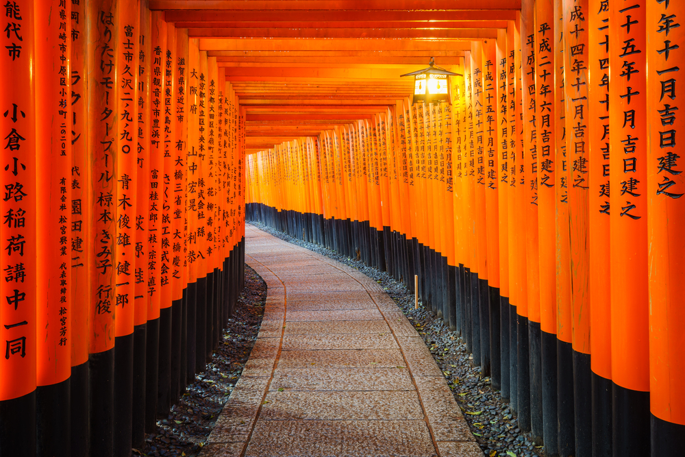 Οι πύλες Torii απεικονίζονται με κόκκινο χρώμα και στις δύο πλευρές του διαδρόμου, όπως φαίνονται κατά την καλύτερη στιγμή για να επισκεφθείτε το Κιότο