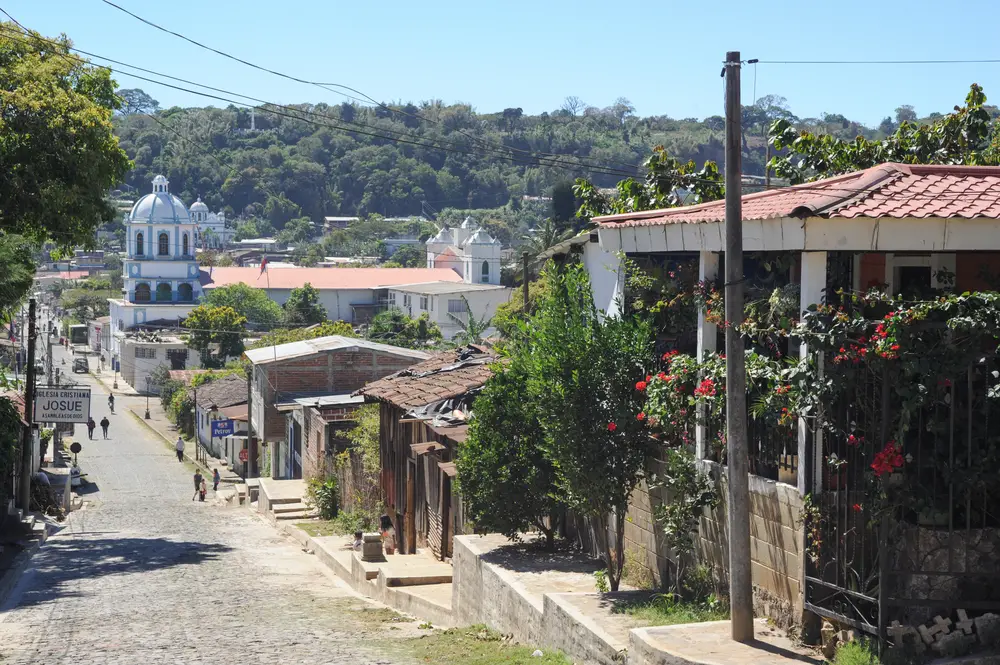 Η μικρή πόλη Conception de Ataco απεικονίζεται με άδειους δρόμους τη λιγότερο πολυσύχναστη περίοδο για να επισκεφθείτε το Ελ Σαλβαδόρ