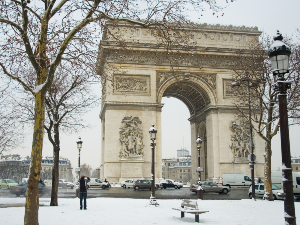 Η Αψίδα του Θριάμβου όπως φαίνεται τον χειμώνα κατά τη χειρότερη περίοδο για να επισκεφθείτε την Ευρώπη
