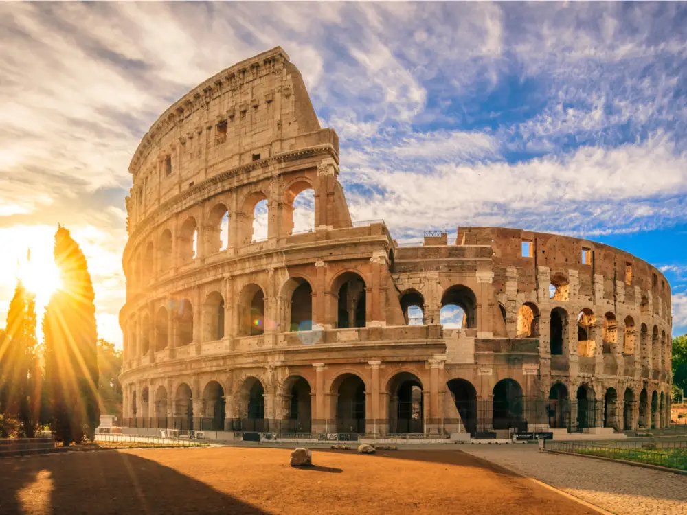 Κολοσσαίο με την ανατολή του ηλίου στη Ρώμη κατά την καλύτερη στιγμή για να επισκεφθείτε την Ευρώπη