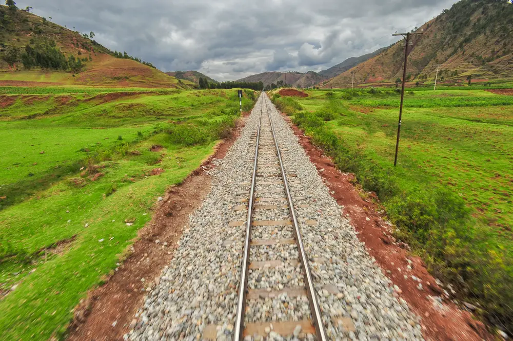 Διαδρομές τρένου που φαίνονται να τρέχουν στην απόσταση μεταξύ Κούσκο και Μάτσου Πίτσου, που απεικονίζονται την καλύτερη στιγμή της περιοχής για επίσκεψη