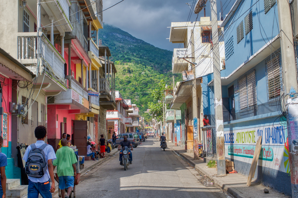 Το Cap-Haiten φωτογραφίζεται με πολύχρωμα κτίρια στο κέντρο της πόλης για ένα κομμάτι με τίτλο Is Haiti Safe to Visit