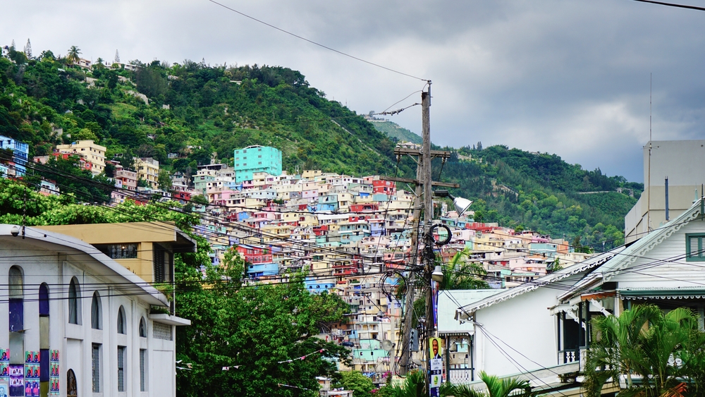 Θέα στην πλαγιά του λόφου των πολύχρωμων σπιτιών στο Port-Au-Prince που απεικονίζεται μια συννεφιασμένη μέρα