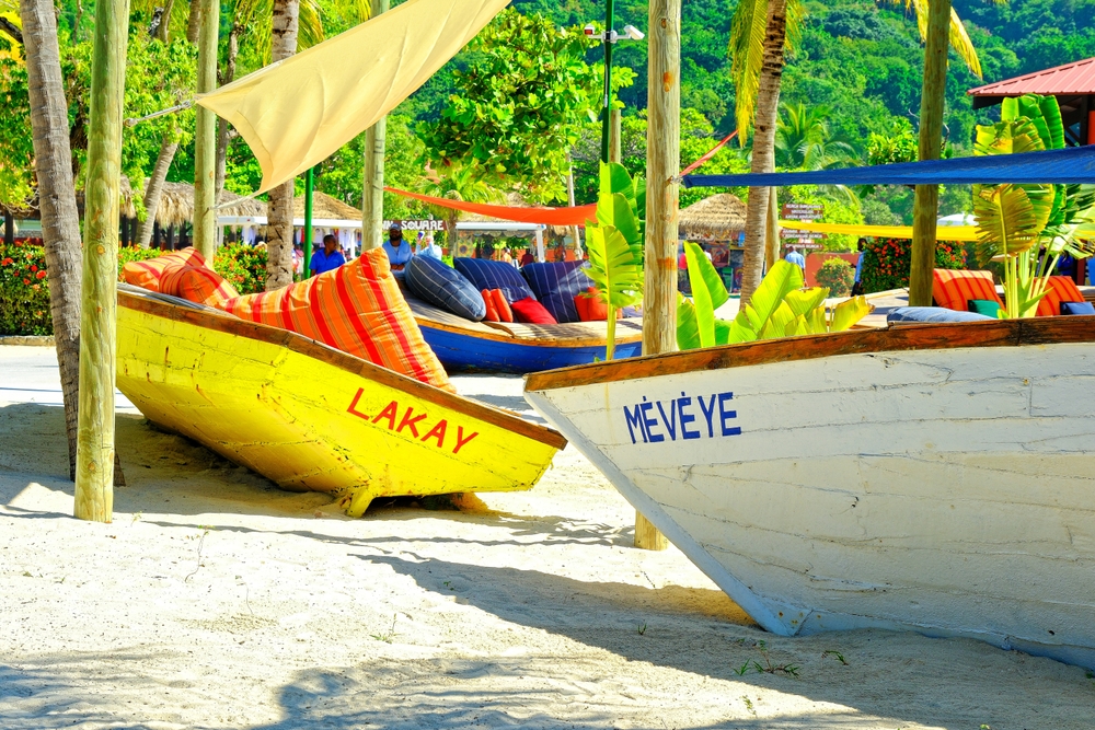 Προσεγμένη θέα των κίτρινων και λευκών σκαφών στο Labadee που απεικονίζεται για έναν οδηγό για το εάν η Αϊτή είναι ασφαλής ή όχι για επίσκεψη
