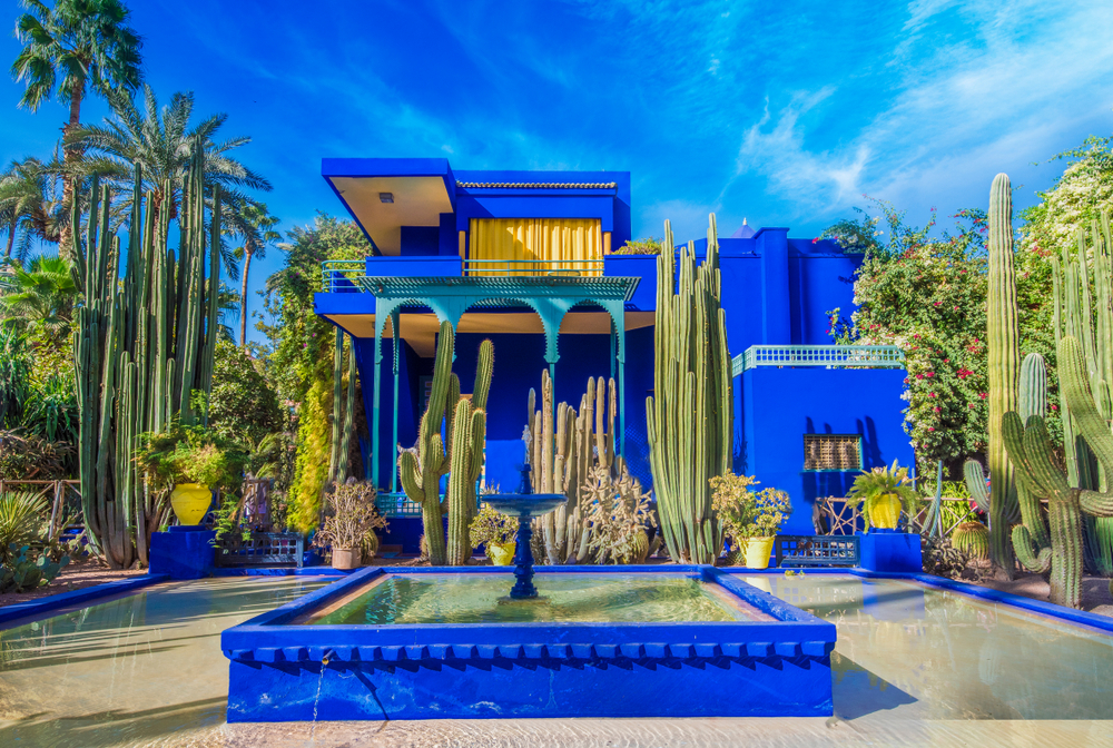 Le Jardin Majorelle, ένα μπλε σπίτι με έναν καταπράσινο κήπο, που απεικονίζεται μια καθαρή μέρα κατά την καλύτερη στιγμή για να επισκεφθείτε το Μαρακές