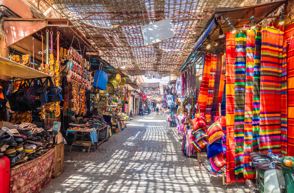 Πολύ προσεγμένη και άδεια θέα της αγοράς Jamaa el Fna στο παλιό τμήμα της πόλης Medina κατά τη διάρκεια της λιγότερο πολυάσχολης περιόδου για να επισκεφθείτε το Μαρακές