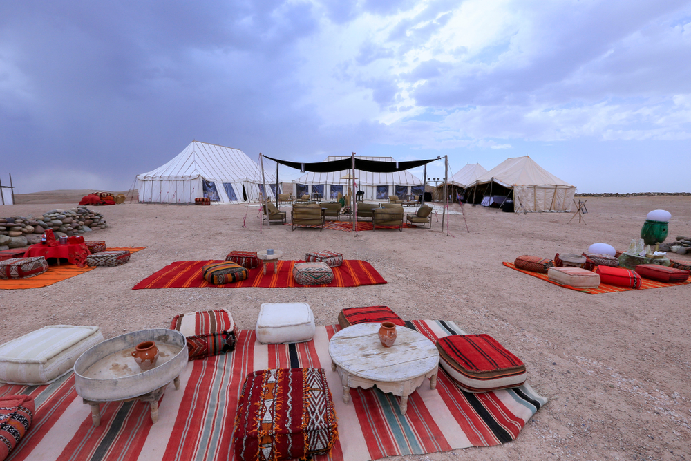 Κατασκήνωση που δημιουργήθηκε στην έρημο Agafay στο Μαρόκο που απεικονίζεται την καλύτερη στιγμή για να επισκεφτείτε το Μαρακές