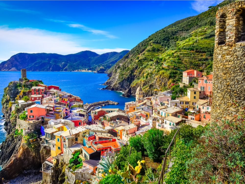 Το χωριό Vernazza και η ακτή του ωκεανού στο Cinque Terre το καλοκαίρι, η καλύτερη εποχή για να επισκεφθείτε την Ευρώπη