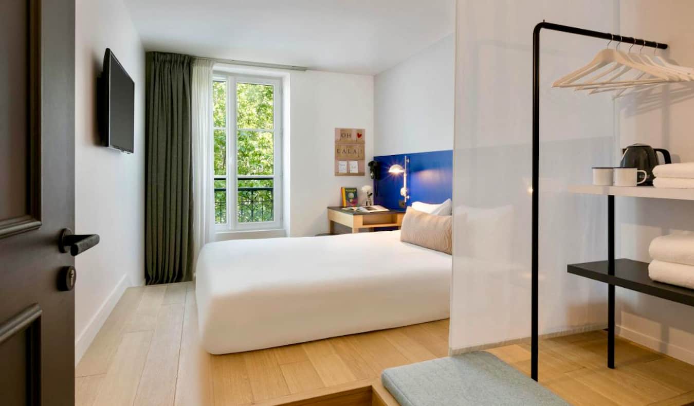 Ένα καθαρό, μοντέρνο και άνετο δωμάτιο ξενοδοχείου στο ξενοδοχείο Oh La La στο Παρίσι, Γαλλία