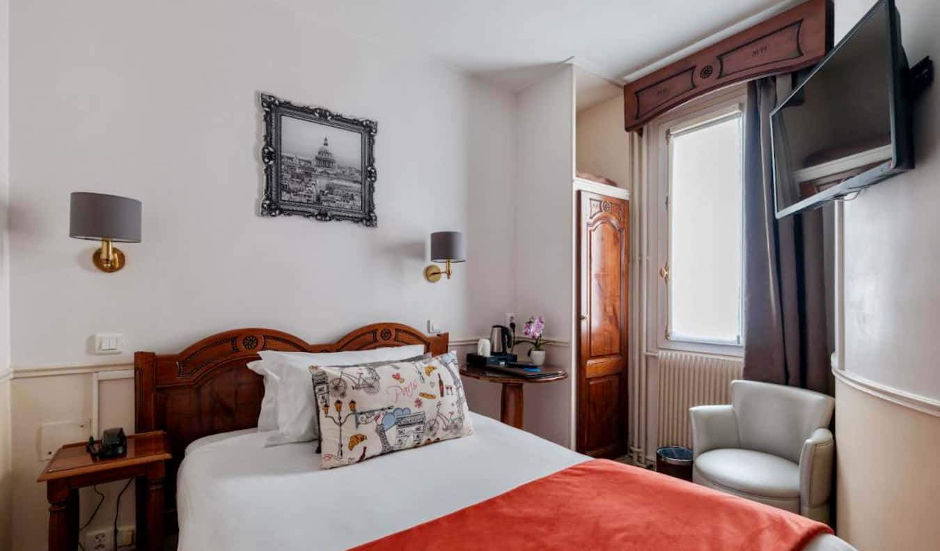 Ένα μικρό αλλά άνετο δωμάτιο boutique ξενοδοχείου στο Hotel Minerve στο Παρίσι, Γαλλία