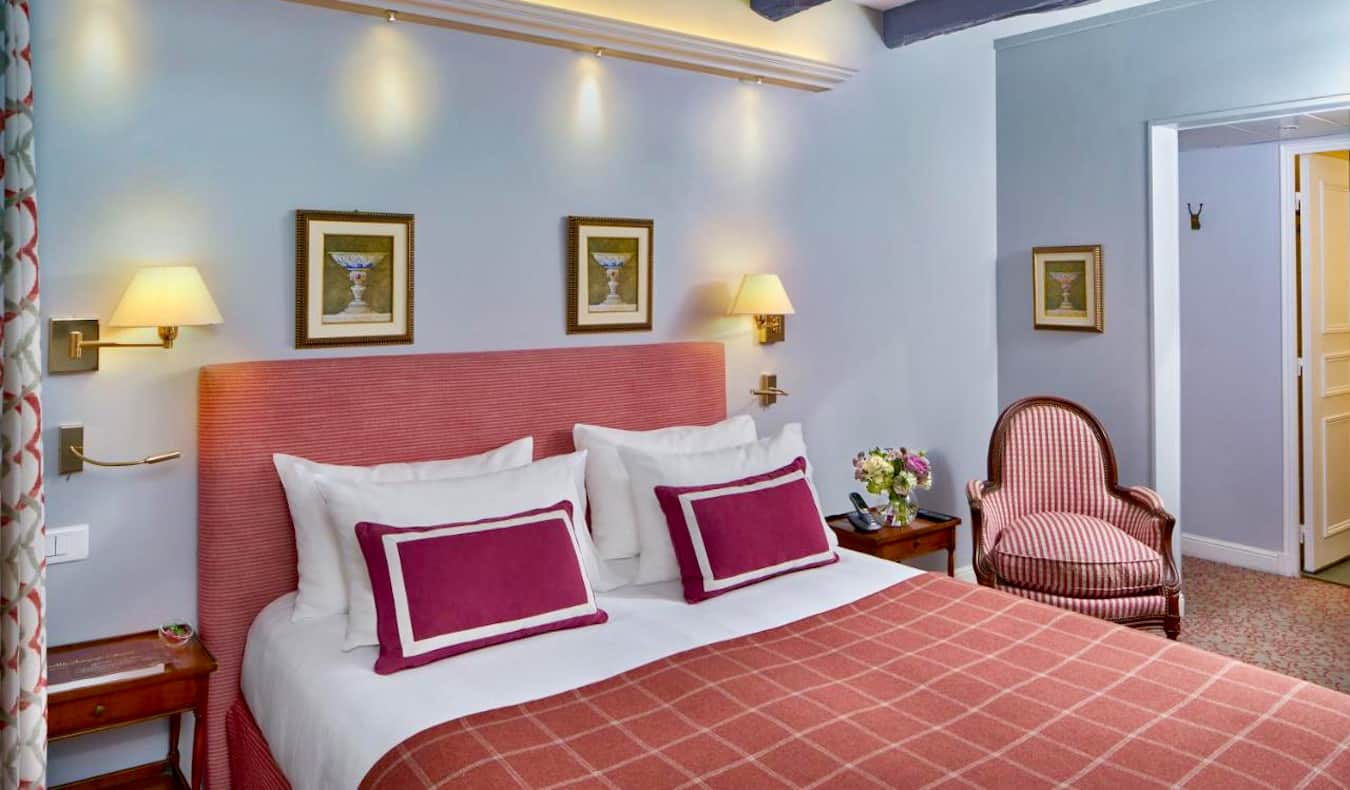 Ένα πολύχρωμο δωμάτιο ξενοδοχείου με πινελιές αντίκες στο ξενοδοχείο Le Relais στο Παρίσι, Γαλλία
