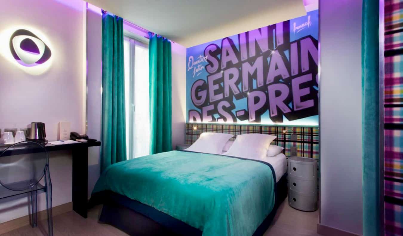 Ένα funky και πολύχρωμο δωμάτιο ξενοδοχείου στο Hotel Wyld στο Παρίσι, Γαλλία