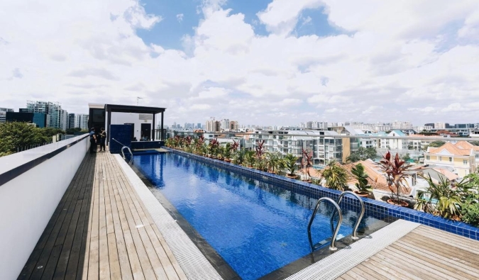 Η πισίνα υπερχείλισης στο Santa Grand Hotel με θέα στα κτήρια της Σιγκαπούρης