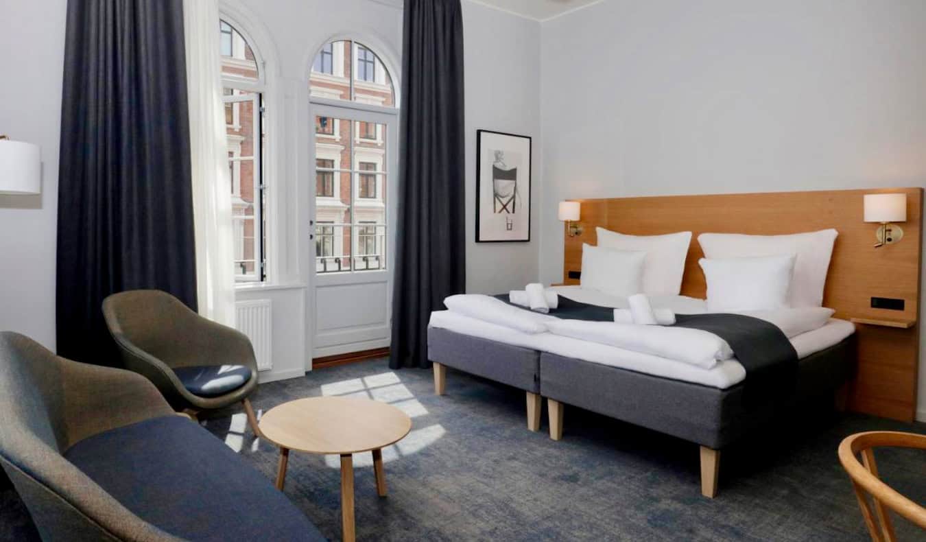 Ένα μεγάλο κρεβάτι σε ένα ευρύχωρο δωμάτιο ξενοδοχείου στο Hotel Bethel στην Κοπεγχάγη, Δανία