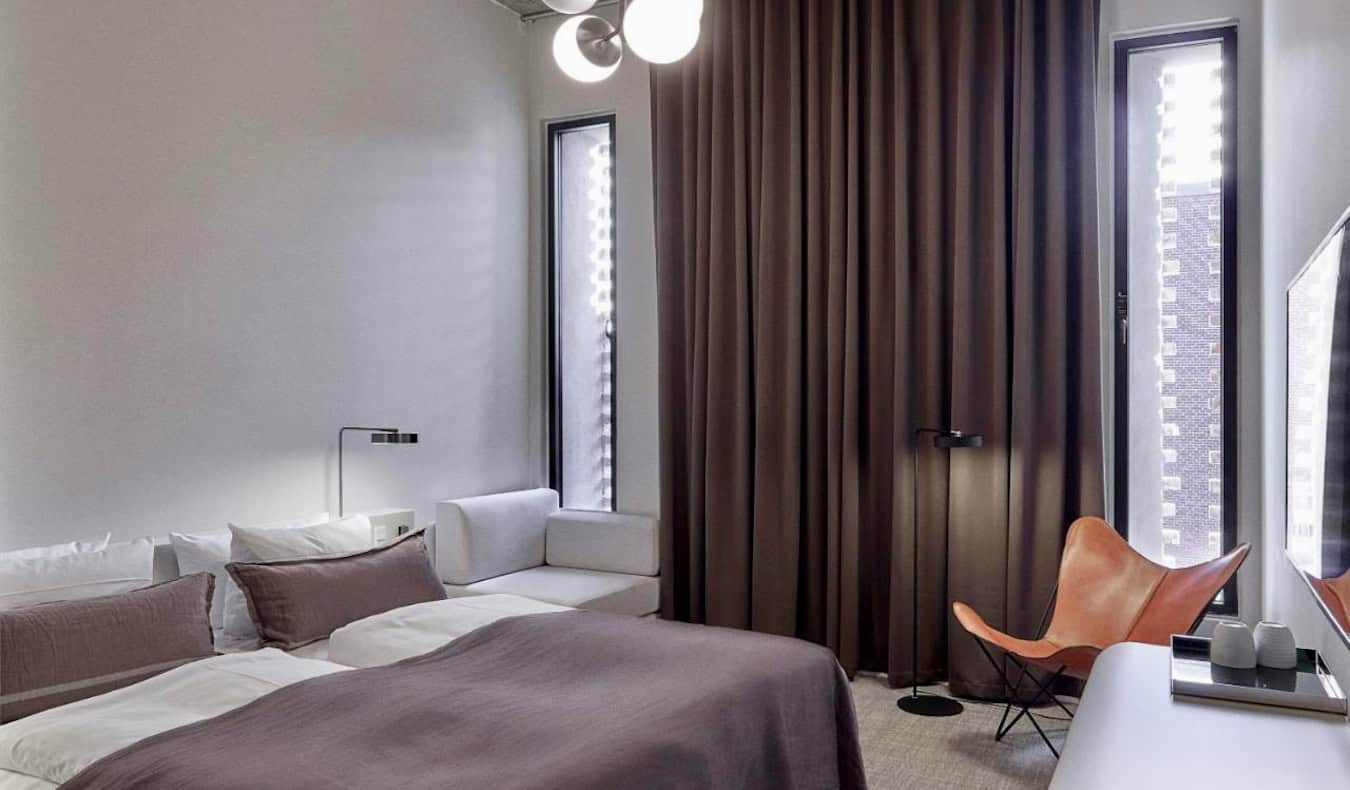Ένα φωτεινό και ευρύχωρο δωμάτιο ξενοδοχείου στο Hotel Ottilia στην Κοπεγχάγη της Δανίας