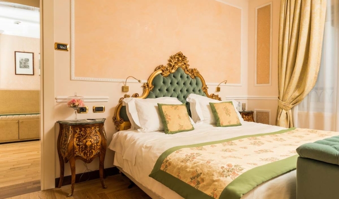 Ένα πολυτελές κρεβάτι με ένα χρυσό κεφαλάρι στο Hotel Bernini Palace, ένα ξενοδοχείο πέντε αστέρων στη Φλωρεντία, Ιταλία