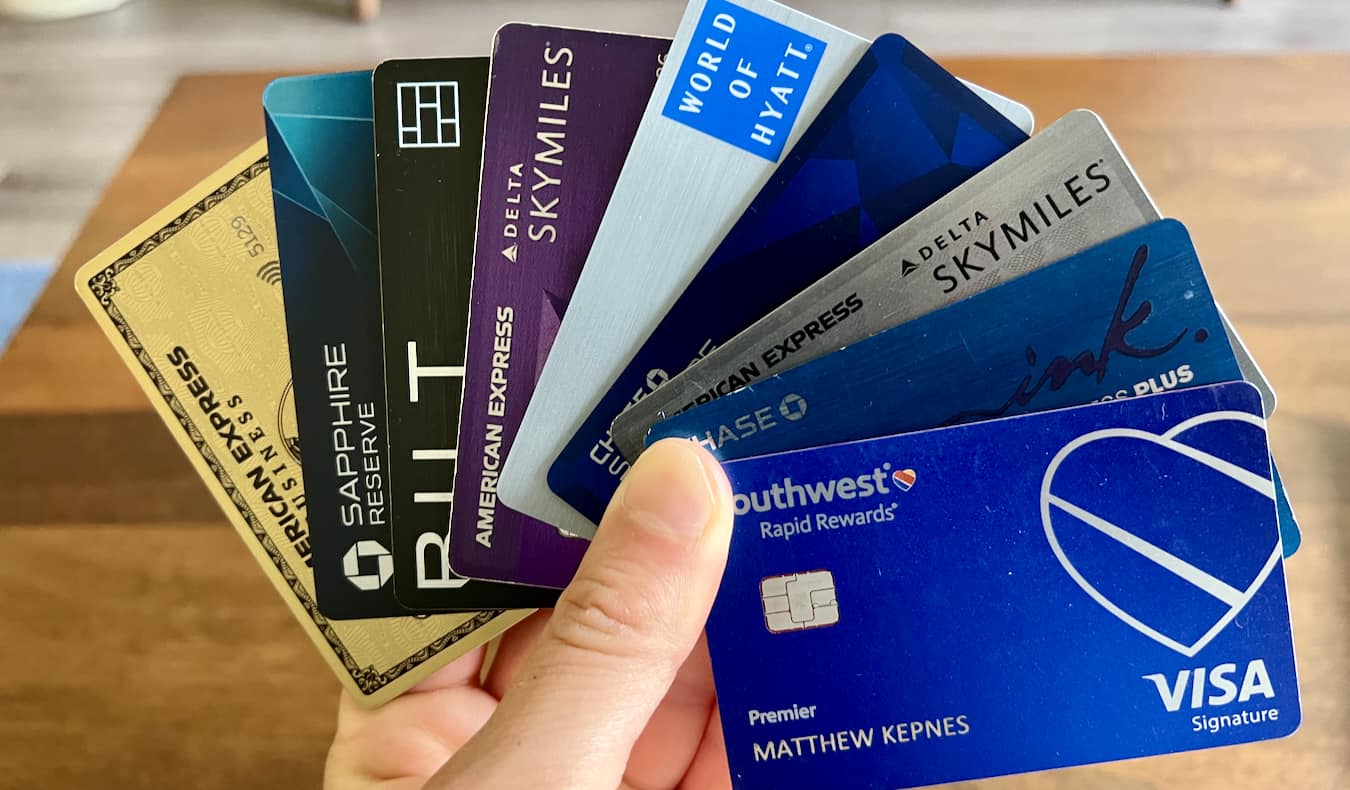 Ένα σωρό διαφορετικές ταξιδιωτικές πιστωτικές κάρτες που κρατά ο μανιώδης ταξιδιώτης Nomadic Matt