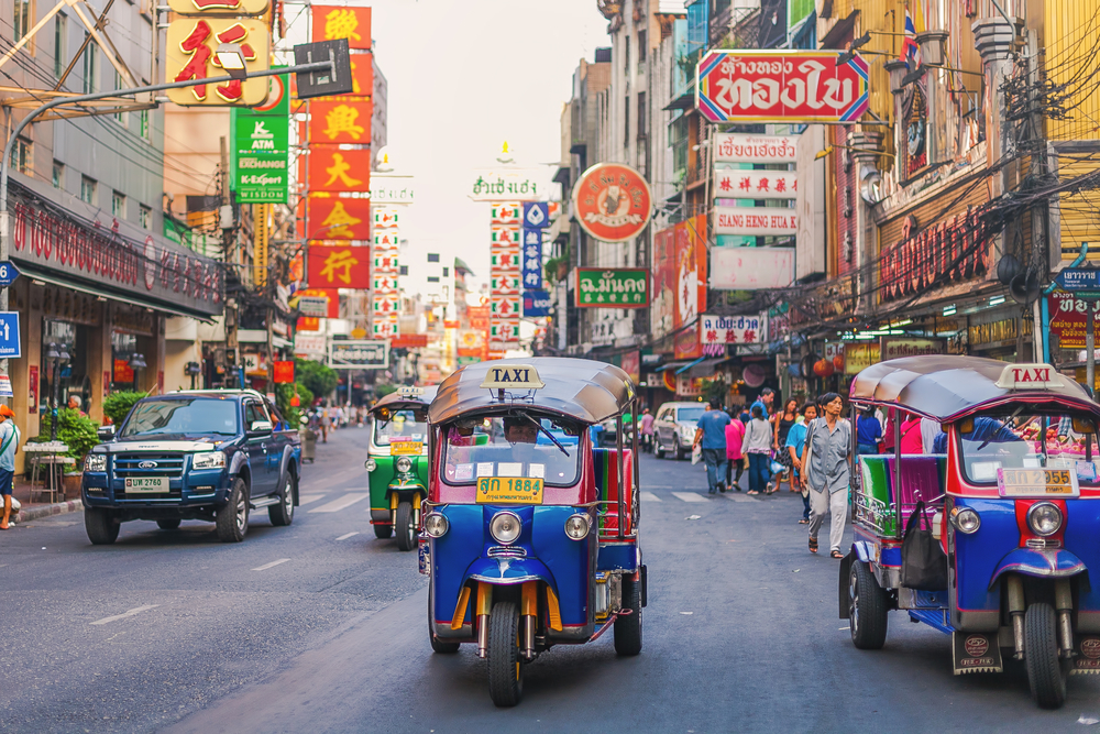 Φωτογραφία ανθρώπων που κάνουν ιππασία Tuktuks στην περιοχή Chinatown της Μπανγκόκ κατά τη διάρκεια του φθινοπώρου, μια από τις λιγότερο πολυάσχολες περιόδους για να επισκεφθείτε την Ταϊλάνδη