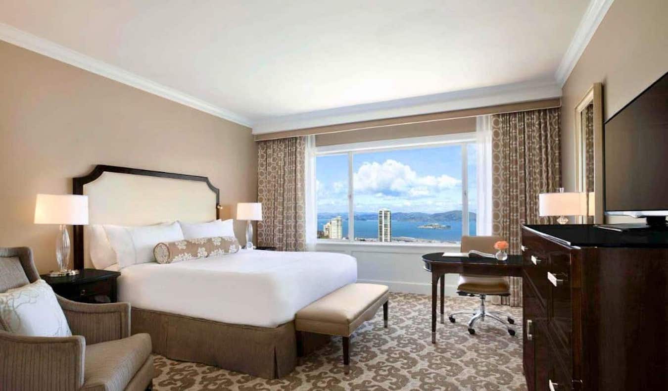Ένα ευρύχωρο και ευάερο δωμάτιο στο Fairmont Hotel στο Σαν Φρανσίσκο των ΗΠΑ